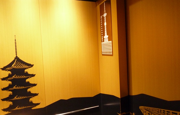 京都タワーの新しくなった金のエレベーター